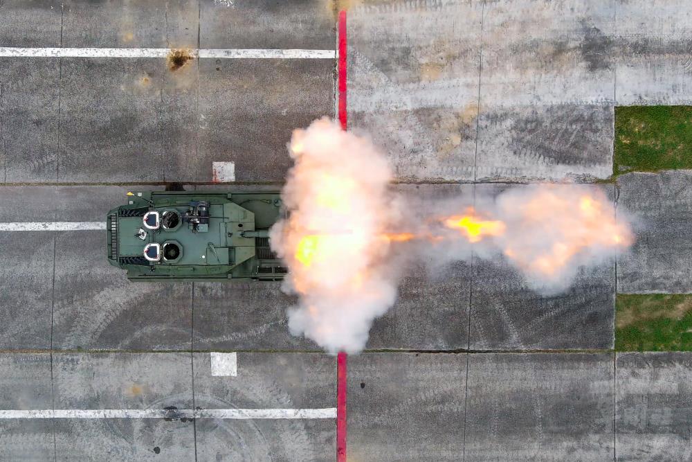 105公厘輪型戰車戰車砲射擊。（軍聞社記者陳傳奇攝）