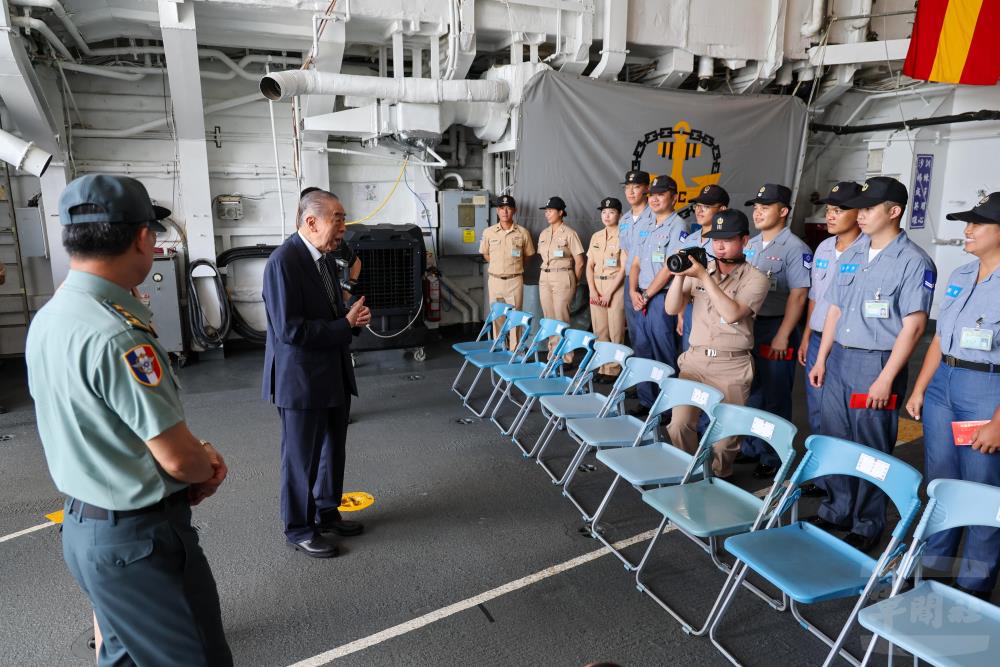 李榮譽理事長感謝海軍官兵捍衛海疆辛勞。（軍聞社記者蔡枋澐攝）