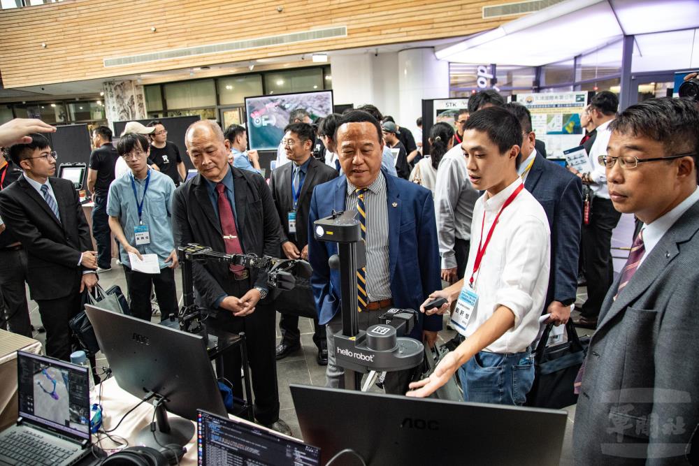 清大研究團隊展示智慧科技研發成果。（軍聞社記者王茗生攝）