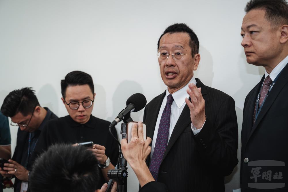 顧部長接受媒體聯訪。（軍聞社記者陳彥樺攝）