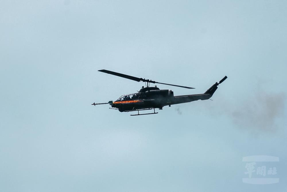 AH-1W直升機發射響尾蛇飛彈。（軍聞社記者林庭暉攝）