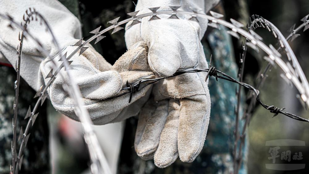 官兵依作戰進程架設阻絕。（軍聞社記者陳軍均攝）