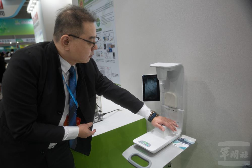 模擬訓練系統結合「3D靜脈儀」訓練，增進醫護人員經驗。（軍聞社記者文仁攝）