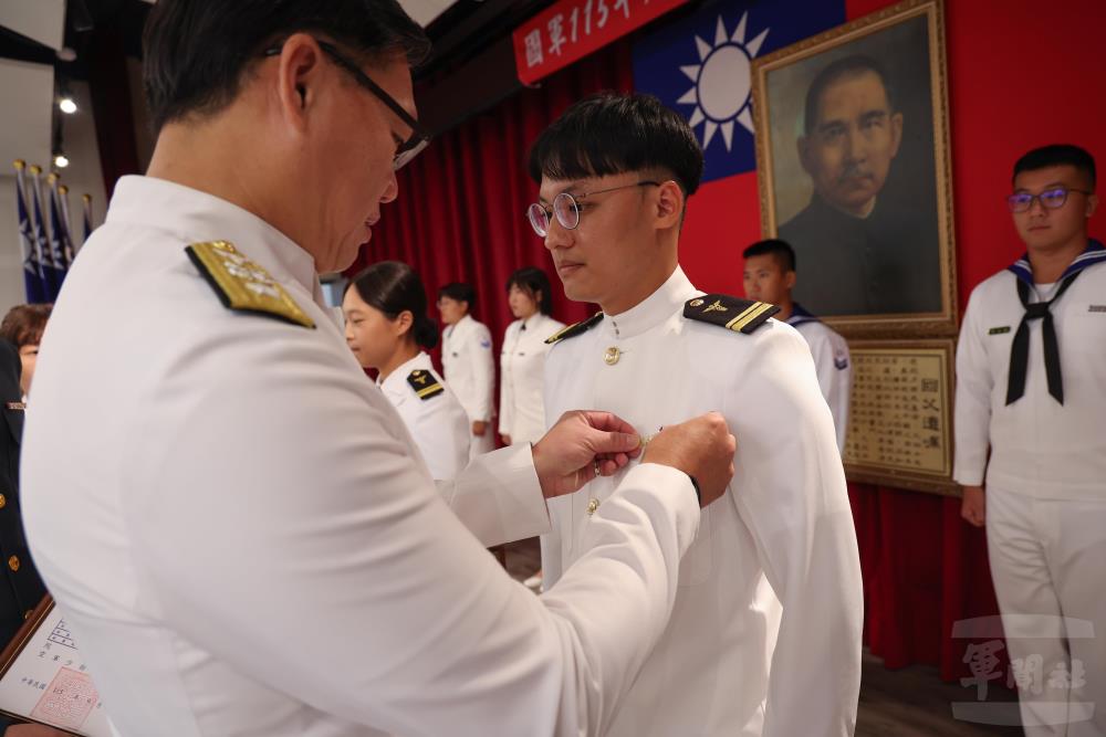 杜院長頒授結訓學員海軍潛醫榮譽徽。（軍聞社記者林澤廷攝）