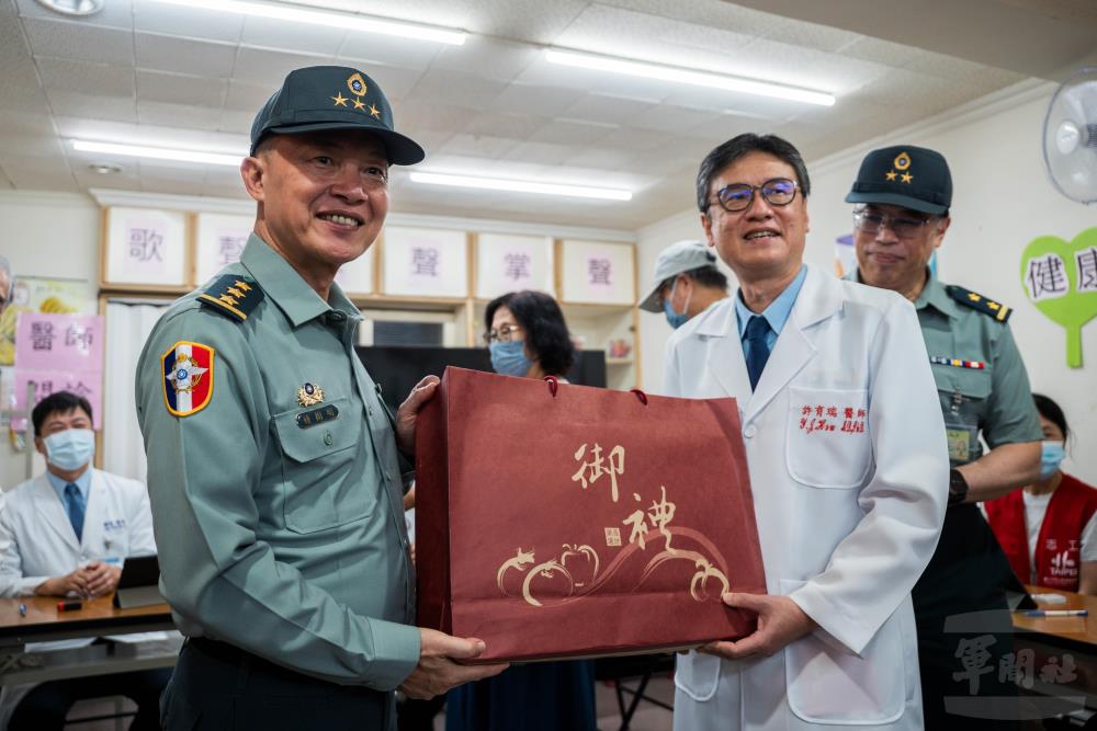 鍾副部長致贈禮盒感謝醫護人員深入社區服務的辛勞。（軍聞社記者李恬恬攝）
