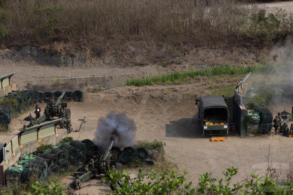 155榴砲對目標區進行射擊。（軍聞社記者林澤廷攝）