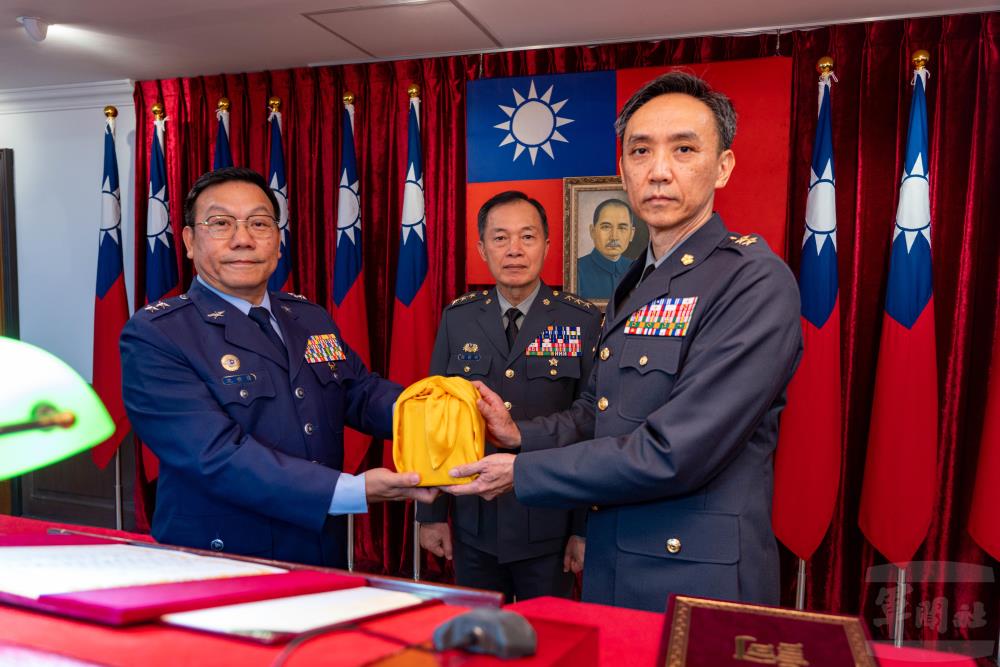 新任官吳中將（右）與原任官沈中將進行印信交接。（軍聞社記者吳冠萱攝）