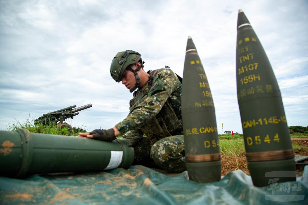 官兵於射擊前檢查彈藥底火。（軍聞社記者尤昱翔攝）