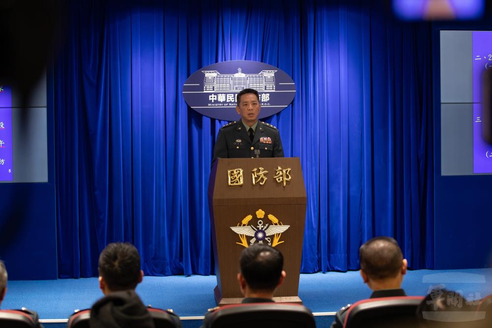 軍醫局醫務計畫處處長吳上校說明國軍醫院春節假期醫療服務相關規劃。（軍聞社記者王茗生攝）