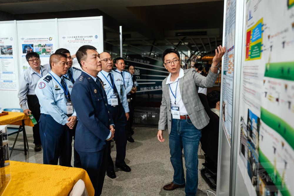 鄭司令實地瞭解各項研究成果展示。（軍聞社記者吳冠萱攝）