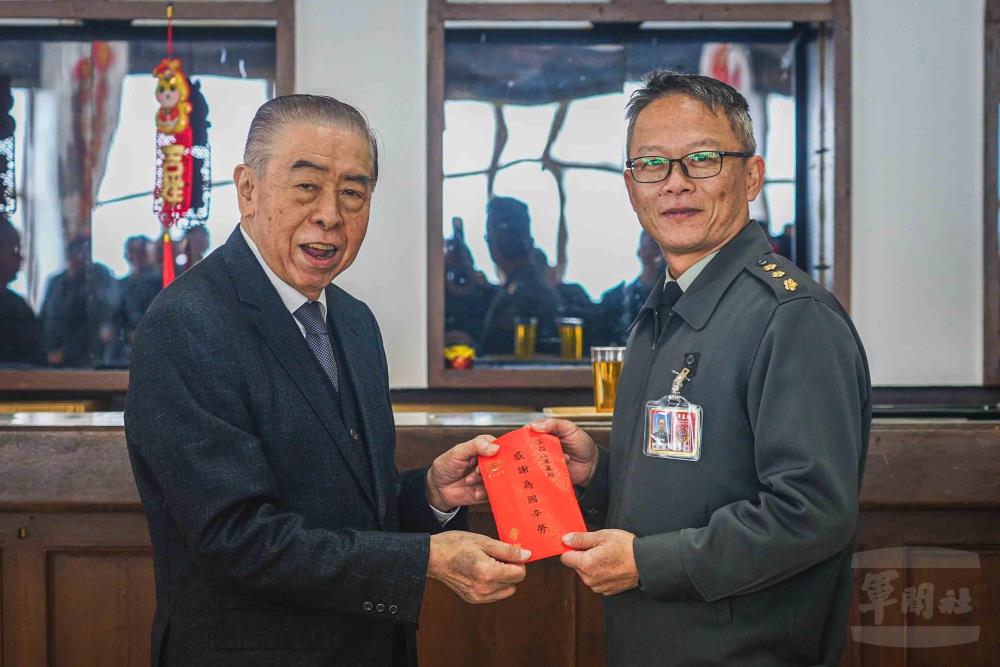 李理事長頒贈慰問金，感謝官兵工作辛勞。（軍聞社記者陳傳奇攝）