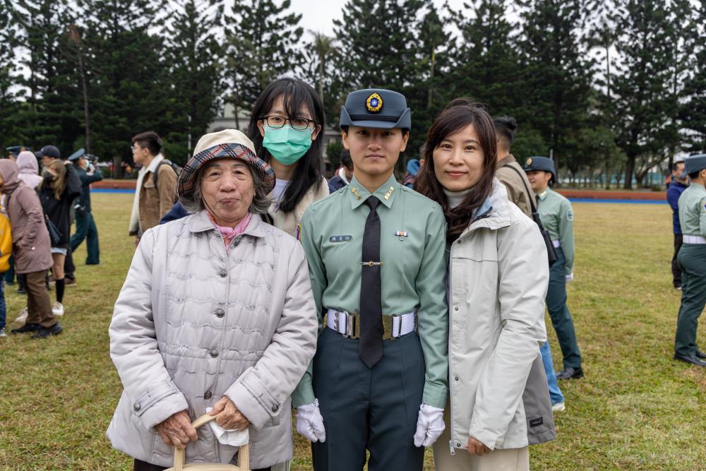 家屬見證子女的成長與蛻變。(軍聞社記者吳冠萱攝)