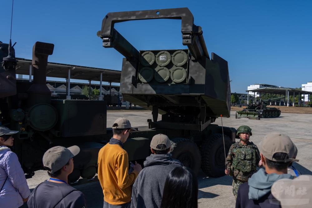 教官針對海馬士多管火箭系統進行諸元性能介紹。（軍聞社記者吳東昇攝）