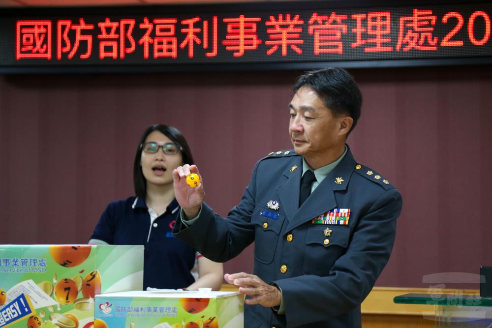 福利處處長蔡上校抽出202505期金獎對對樂獎號。（軍聞社記者侯凱議攝）