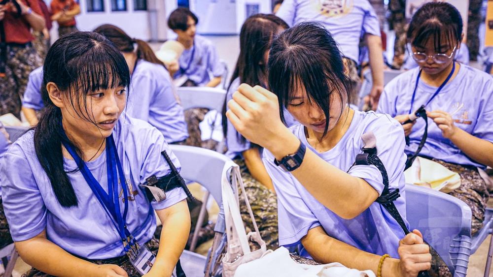 學員嘗試自行捆綁止血帶。（564旅提供）