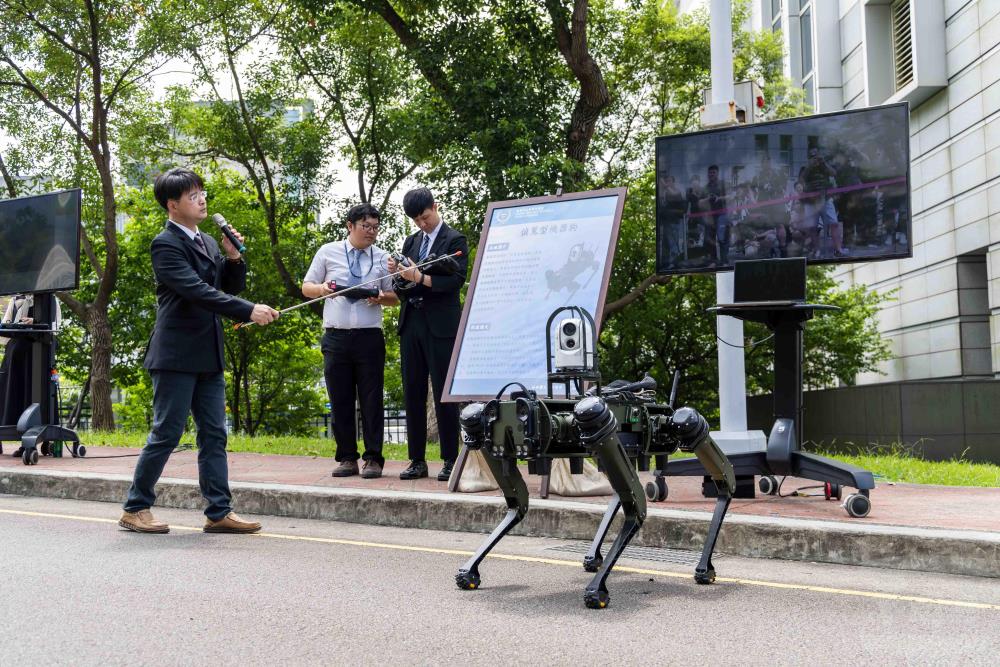 中科院向媒體說明偵蒐型機器狗性能。（軍聞社記者蔡枋澐攝）