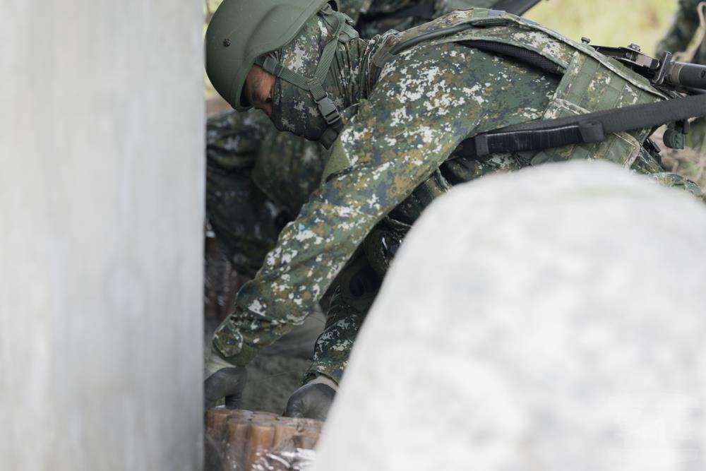 官兵部署訓練用爆藥。（軍聞社記者李恬恬攝）