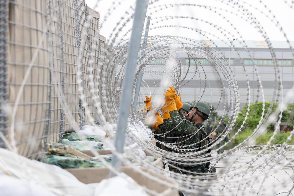 工兵部隊實施蛇腹型鐵絲網架設。(軍聞社記者吳柏融攝) 工兵部隊實施蛇腹型鐵絲網架設。(軍聞社記者吳柏融攝)
