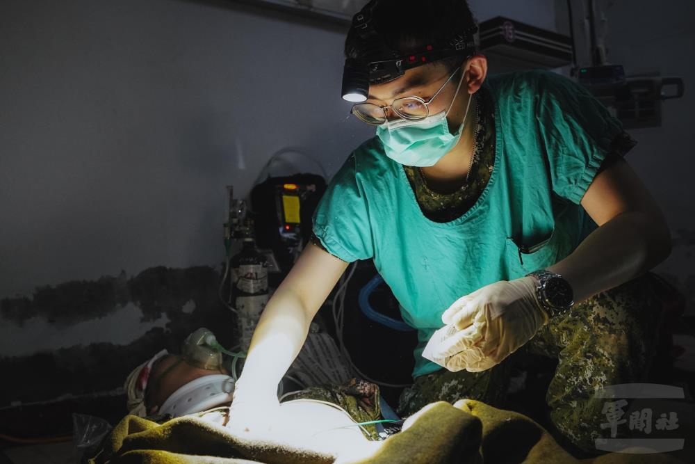 官兵模擬電力中斷，於低光源環境作業。（軍聞社記者陳傳奇攝）