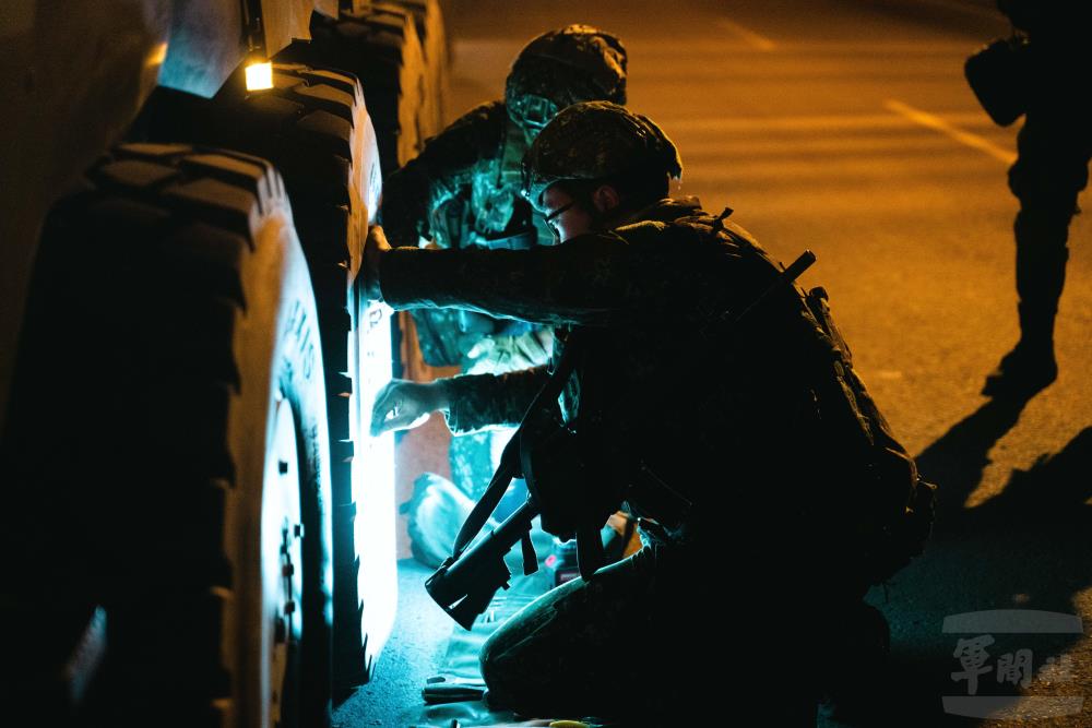 裁判官下達野戰搶修狀況，考驗部隊應變速度。（軍聞社記者林庭暉攝）