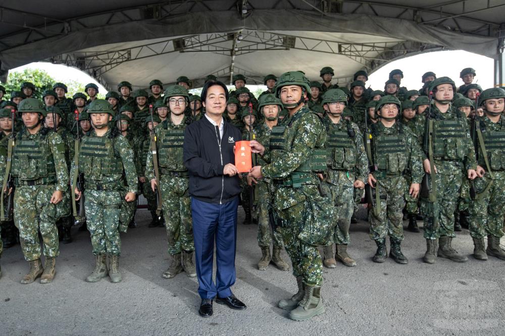 總統致贈慰問金。（軍聞社記者王茗生攝）