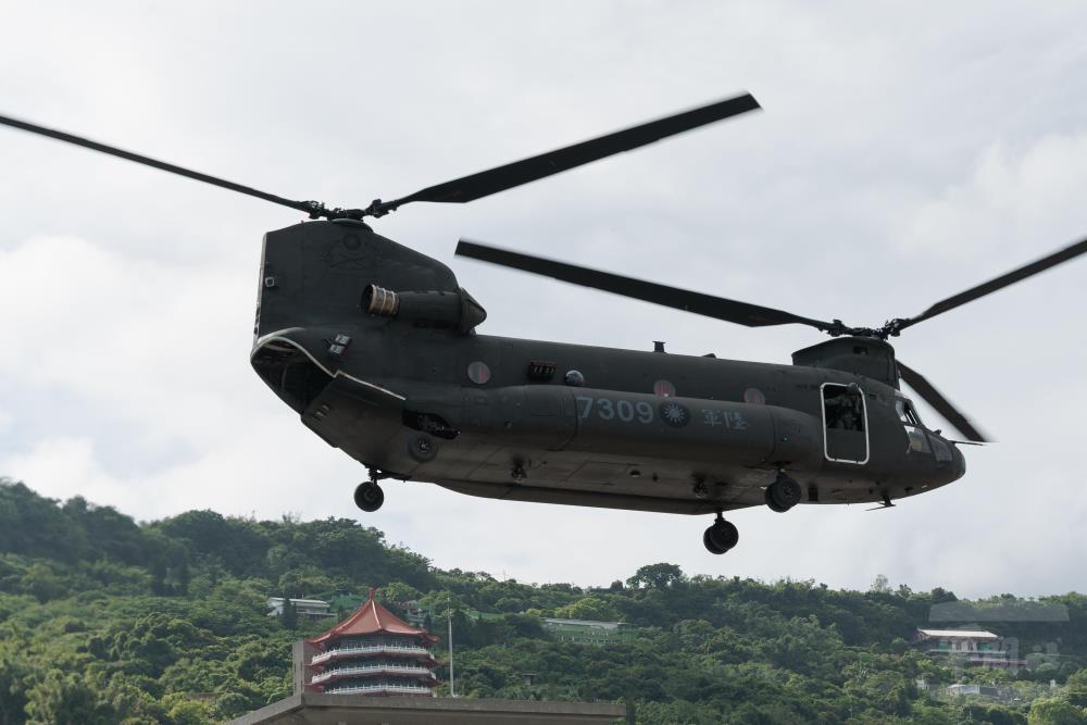 CH-47SD運輸直升機搭載聯兵564旅官兵前往北部戰術位置。（軍聞社記者林澤廷攝）
