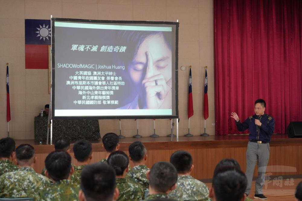 講師以自身生命故事為主軸，分享人生歷程中的挫折、轉折與體悟。（234旅提供）