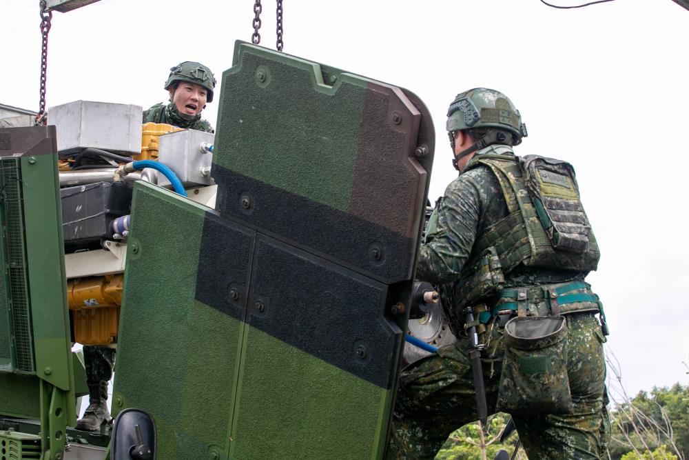 官兵聚精會神執行野戰搶修任務。（軍聞社記者侯凱議攝）