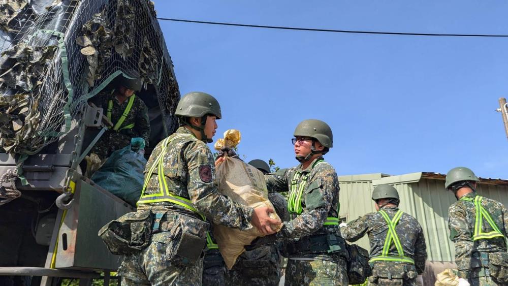 第四作戰區官兵協助農民回收落果。(第四作戰區提供）