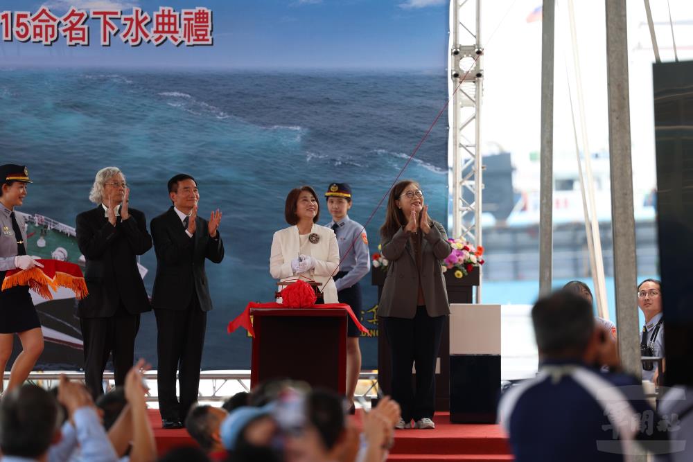 屏東縣縣長周春米擔任擲瓶貴賓，依造船傳統為新艦擲瓶祈福。（軍聞社記者林澤廷攝）