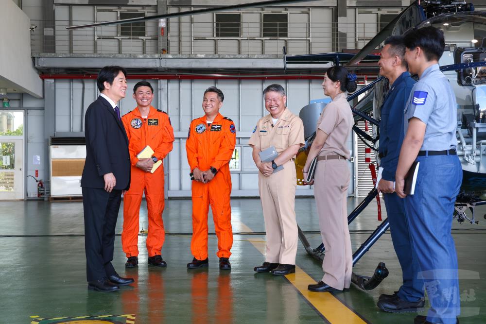 賴總統與海軍官兵在直升機棚場內輕鬆對話。（軍聞社記者周昇煒攝）