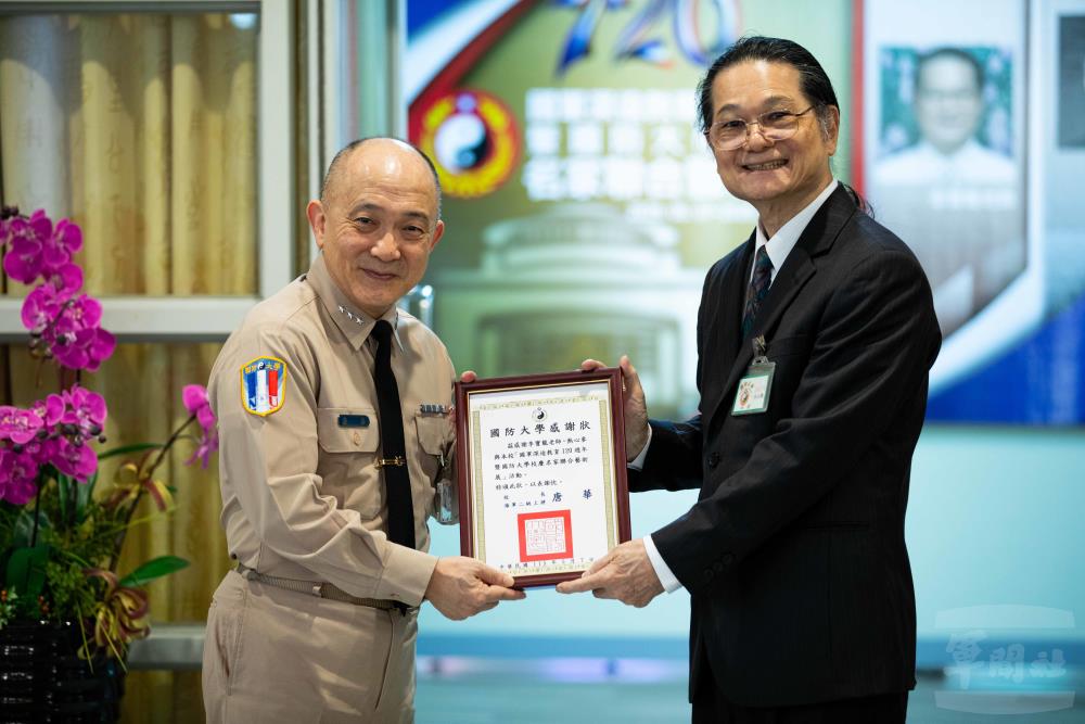 校長唐上將頒發感謝狀予藝術家李寶龍。（軍聞社記者邱奕菖攝）