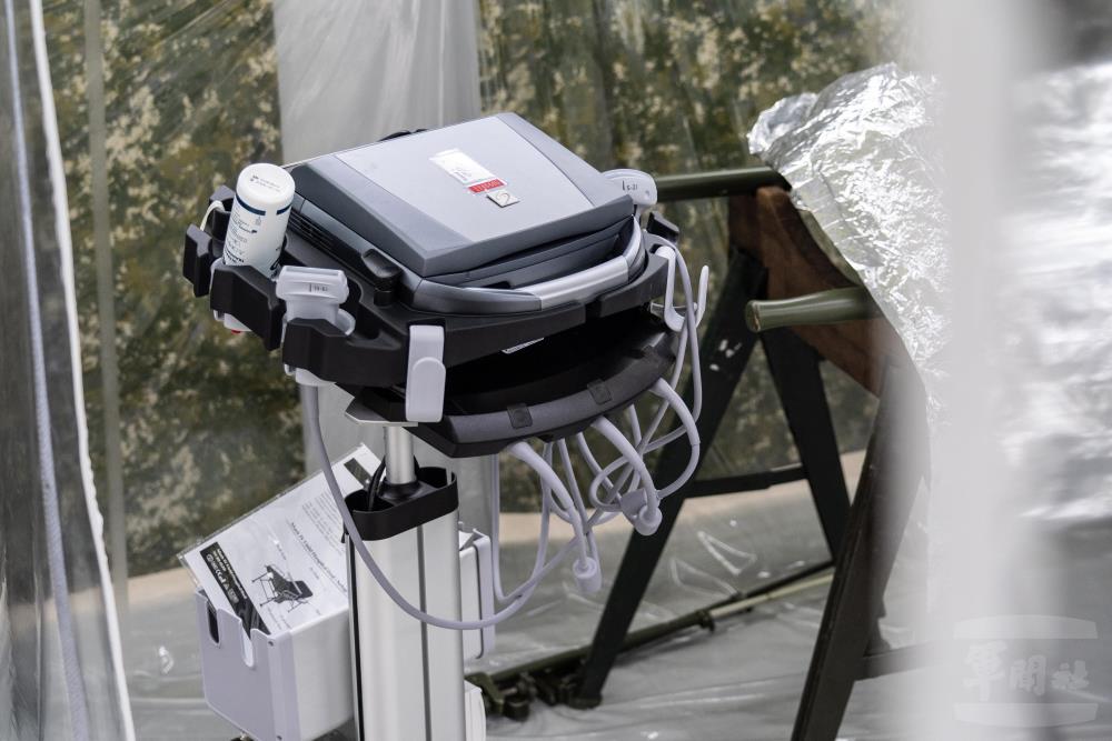 攜帶式彩色超音波可進行快速影像評估（POCUS）。（軍聞社記者呂尚俞攝）