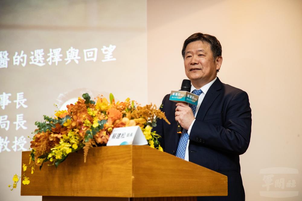 國防部軍醫局局長蔡建松中將分享自身經歷與故事。（軍聞社記者王茗生攝）