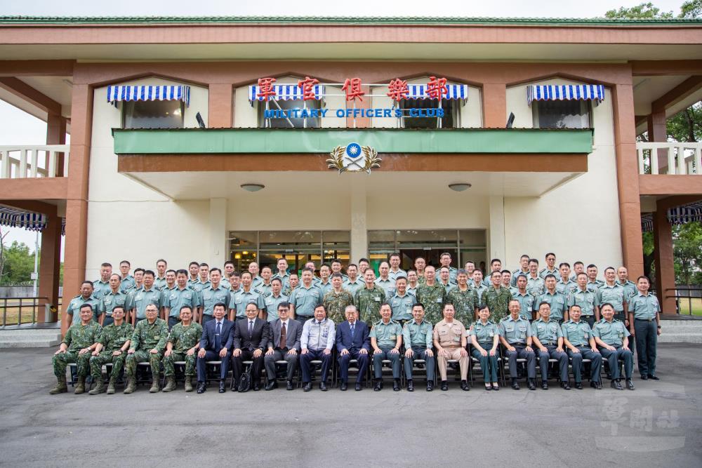 李榮譽理事長與官兵代表合影。(軍聞社記者王進福攝) 李榮譽理事長與官兵代表合影。(軍聞社記者王進福攝)