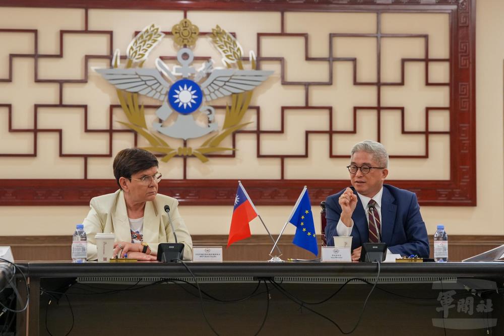 國防部副部長徐斯儉說明我國持續推動全社會防衛韌性，提升數位韌性、資安防護及無人系統應用。（軍聞社記者莊家豪攝）