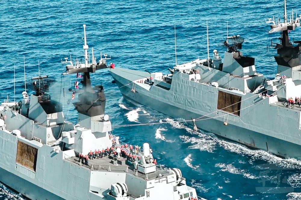 康定級軍艦演練海上機動整補。（軍聞社記者李恬恬攝）
