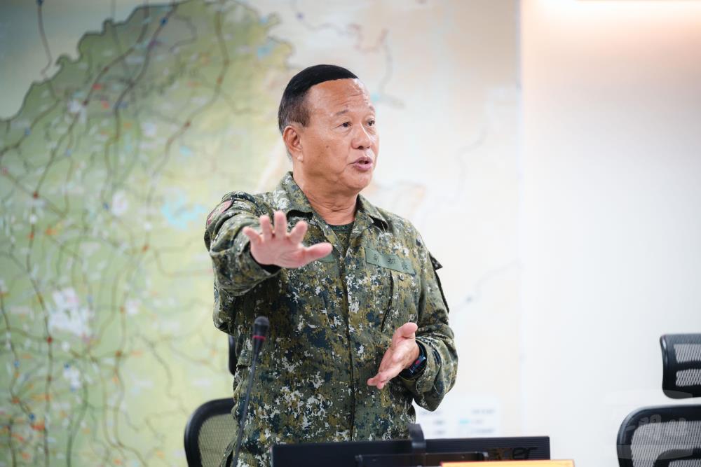柏副部長前往臺南市災害應變中心，慰勉同仁投入救災復原工作的辛勞。（軍聞社記者林庭暉攝）