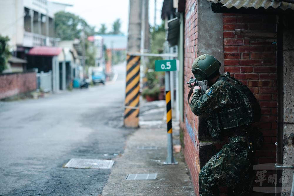 官兵運用城鎮地形進行防衛作戰。（軍聞社記者林庭暉攝）