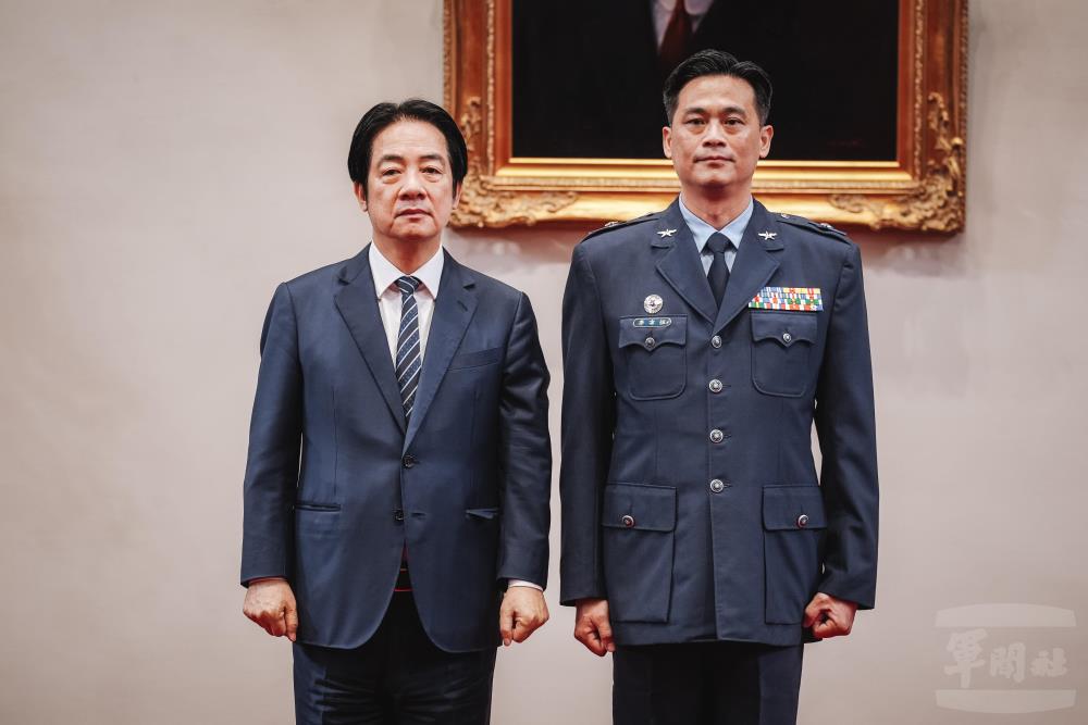 賴總統與李少將合影。（軍聞社記者陳彥樺攝）