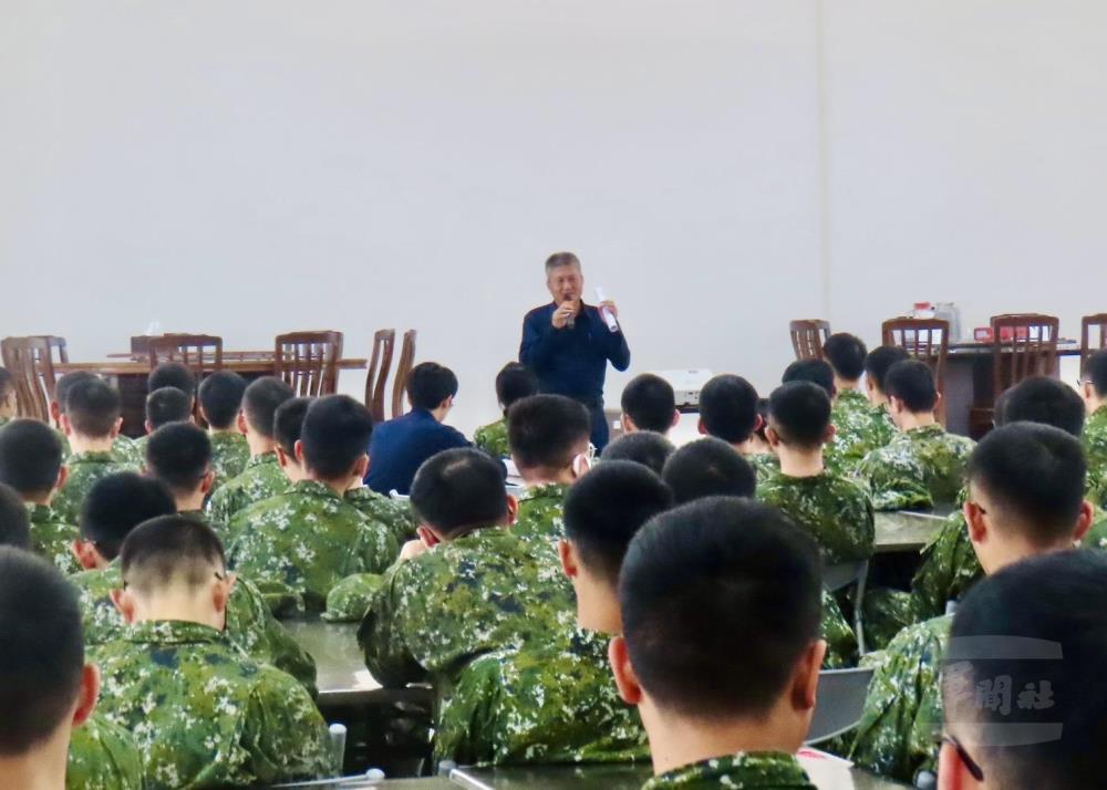 臺中市政府警察局大雅分局六寶派出所所長楊國興，為官兵實施軍法紀宣導。（聯兵234旅提供）