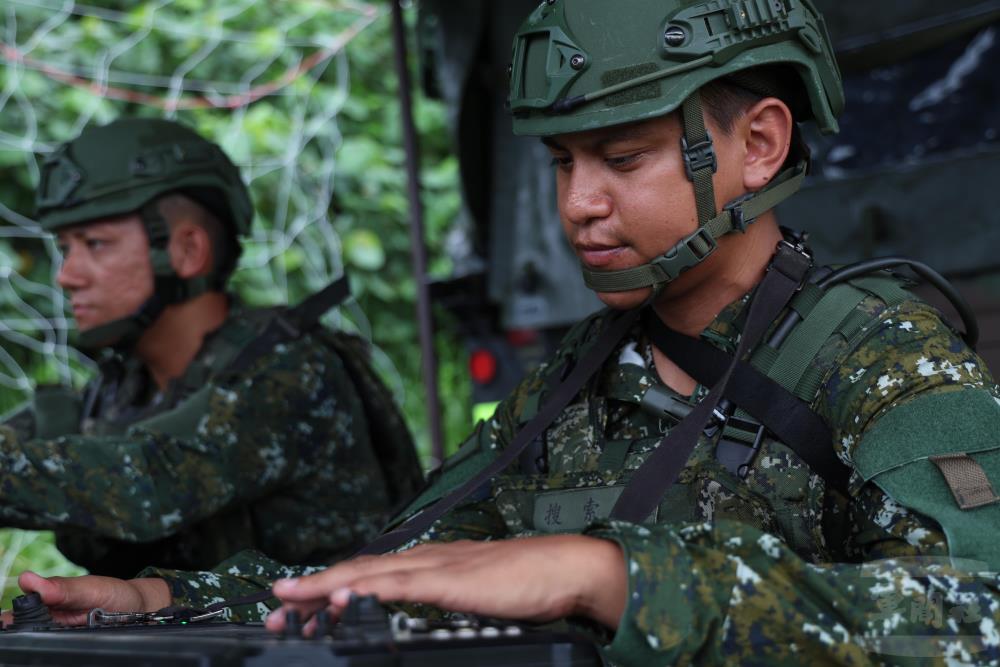 官兵運用無人機執行敵情偵蒐。（軍聞社記者林澤廷攝）