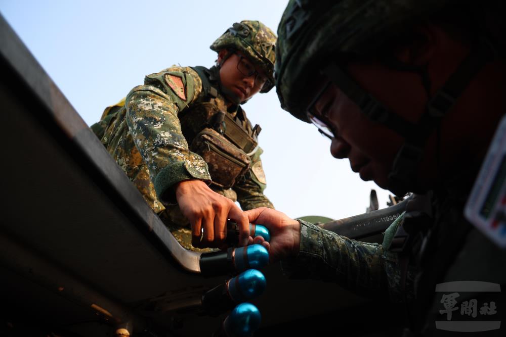 官兵檢整彈藥，蓄勢待發。（軍聞社記者林澤廷攝）