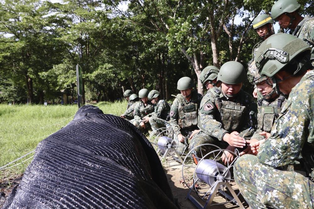 官兵進行通電引爆課目。（陸軍第八軍團提供）