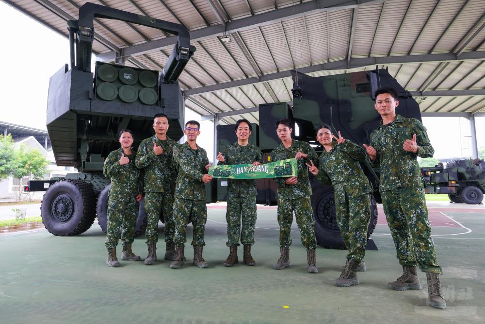 賴總統致贈應援毛巾，預祝「漢光41號」演習任務順利成功。（軍聞社記者周昇煒攝）