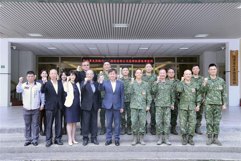 臺銀人壽專屬保代軍友保險公司秋節慰問陸軍第十軍團等單位。（軍友保代提供）