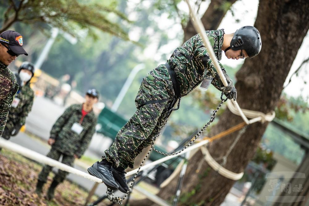 學員親身體驗「一日陸戰隊」訓練課程。（軍聞社記者王茗生攝）