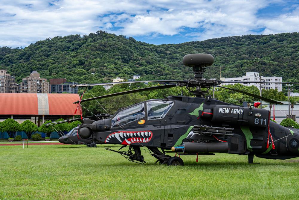 營區開放陳展AH-64E攻擊直升機、UH-60M黑鷹直升機。（軍聞社記者尤昱翔攝）