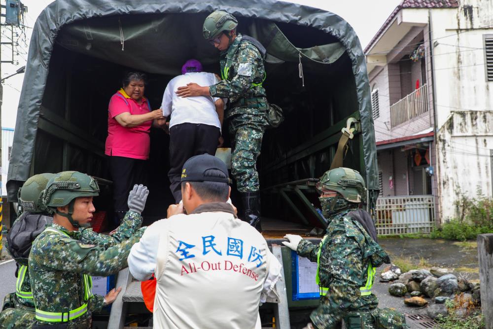 混砲營官兵協助潛勢區域居民撤離。（第二作戰區提供）