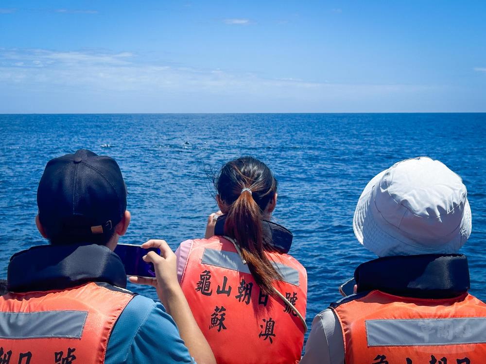 學員用手機捕捉鯨豚浮出水面的瞬間。（軍聞社記者薛皓文攝）